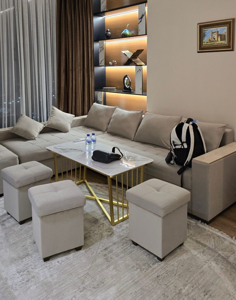 Stylowy, nowoczesny salon z wygodnymi siedziskami i eleganckim wystrojem, idealny do relaksu